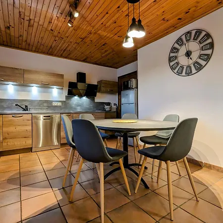 Avec Terrasse Privative Et Jardin Fleuri A Saugues, Inclus - Fr-1-582-90 *