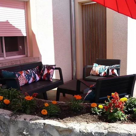 منزل ريفي Avec Terrasse Privative Et Jardin Fleuri A Saugues, Inclus - Fr-1-582-90 *