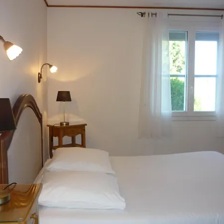 Avec Terrasse Privative Et Jardin Fleuri A Saugues, Inclus - Fr-1-582-90 منزل ريفي ساوغيس